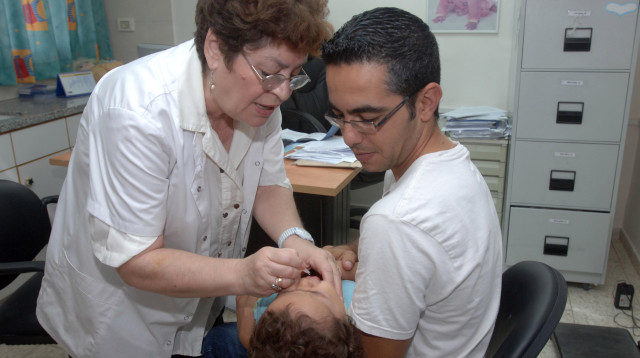 ילד מקבל טיפול מונע פוליו (צילום: דודו גרינשפן, פלאש 90)