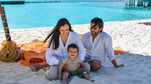משפחה על חוף הים (צילום: Sheraton Full Moon Resort & Spa)