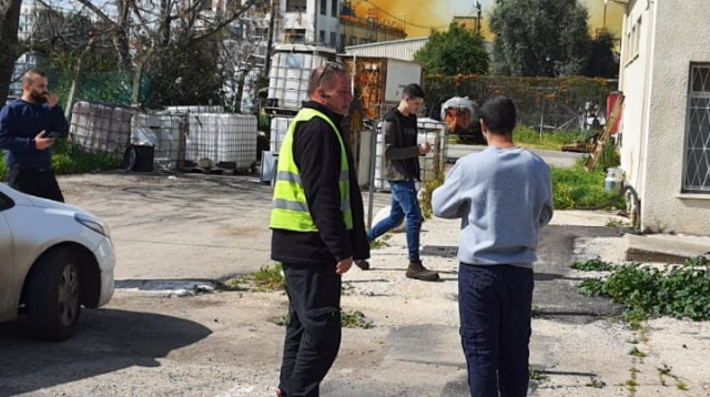 עננת העשן מהמפעל בקיבוץ דליה (צילום: עזריאל חסן)