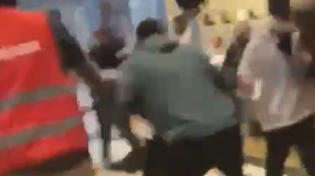 קטטה בקניון רמת אביב (צילום: צילום מסך מתוך סרטון של אנשי הדממה)