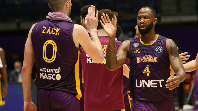 שחקני הפועל חולון, כריס ג'ונסון, סטיב זאק (צילום: אודי ציטיאט)