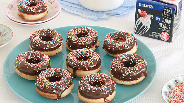 המתכון המנצח של תנובה: דונאטס אפויים בציפוי שוקולד וסוכריות (צילום: נטלי לוין)
