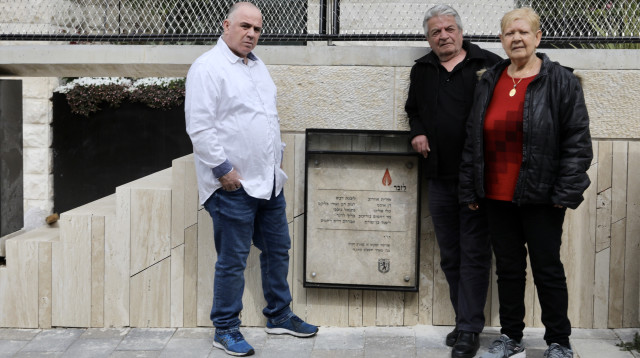 משפחות קורבנות הפיגוע בקפה מומנט בירושלים (צילום: מרק ישראל סלם)