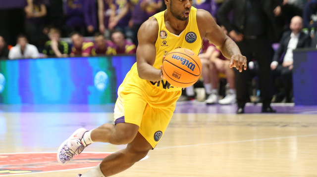 שחקן הפועל חולון ג'ו רגלנד (צילום: אודי ציטיאט)