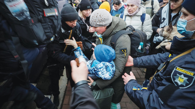 אזרחים אוקראינים בורחים מלבוב (צילום: רויטרס)