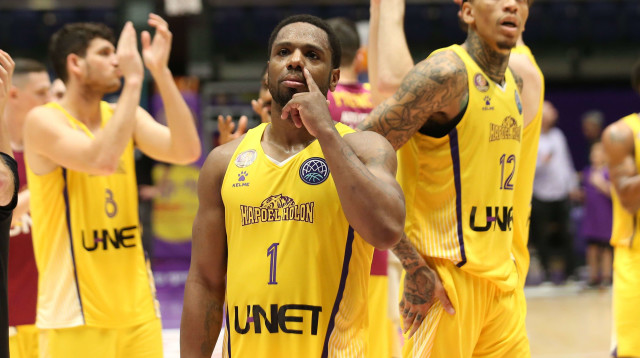 שחקני הפועל חולון ג'ו רגלנד, מייקל קייזר (צילום: אודי ציטיאט)