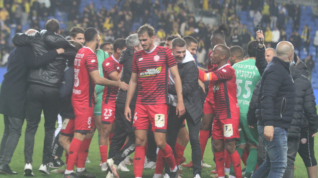 שחקני הפועל חדרה חוגגים (צילום: שלומי גבאי)