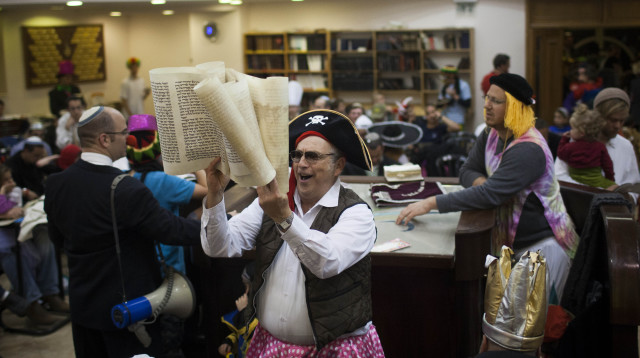 קריאה במגילת אסתר (צילום: יונתן זינדל, פלאש 90)