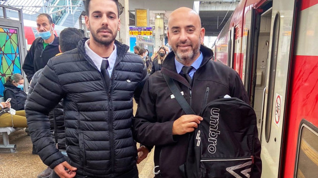 התיק האבוד אצל הפקח צחי יצחק (מימין) ומנהל המשמרת בתחנת ת"א סבידור מני נתני (משמאל) (צילום: דוברות רכבת ישראל)