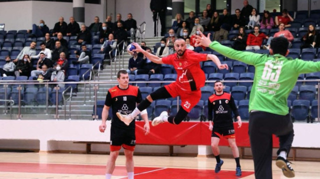 להפועל ראשון לציון אין יתרון ביתיות. עוז חממי מול הפועל אשדוד (צילום: אתר רשמי, הדר ואן קולא, איגוד הכדוריד)