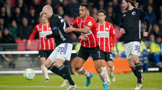 ערן זהבי שחקן פ.ס.וו איינדהובן מול ניקולאס בוילסן שחקן קופנהאגן (צילום: GettyImages, Soccrates Images)