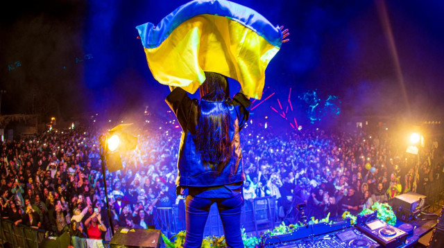 קורלובה עטופה בדגל אוקראינה (צילום: עמרי סילבר)