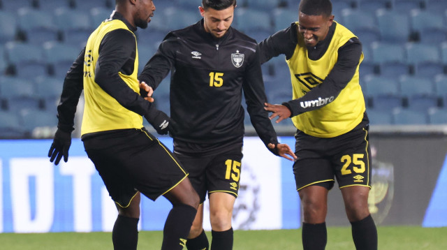 עומר לקאו, לירן רוטמן, ריצ'מונד בואצ'י שחקני בית"ר ירושלים בחימום (צילום: דני מרון)