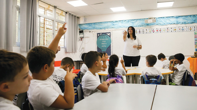 מורה בכיתה (צילום: פלאש 90)