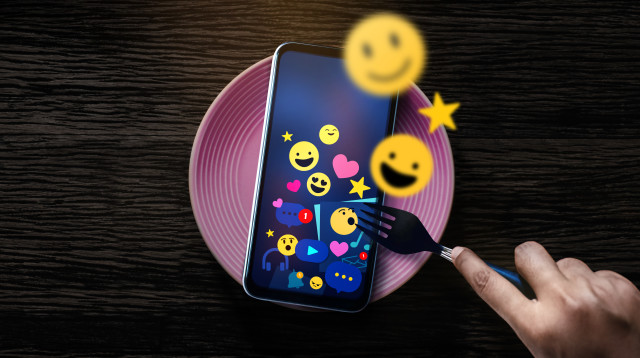 שליחת אימוג'ים (צילום: אינגאימג')