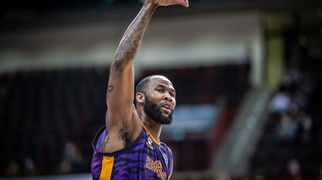 ניצחון יקר מאוד. ג'ונסון (צילום: אתר רשמי, אתר פיב"א)