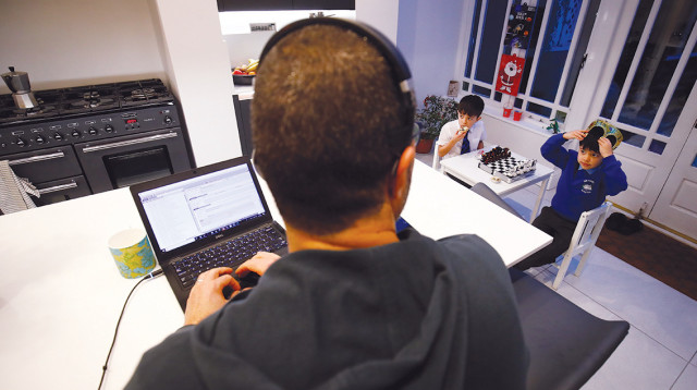 עבודה מהבית (צילום: רויטרס)