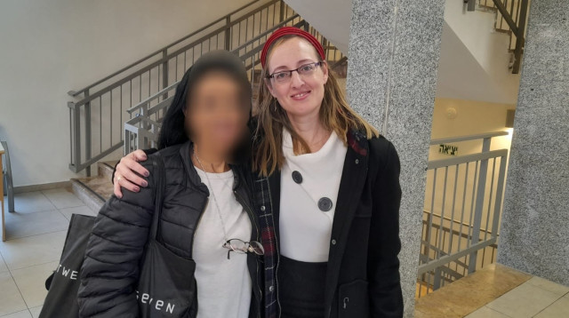 ח' ששוחררה עם עורכת הדין תמר אודברג (צילום: ארגון יד לאישה מבית רשת אור תורה סטון)