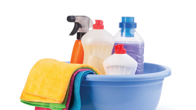 דלי, סמרטוטים וחומרי ניקיון  (צילום: אינגאימג')