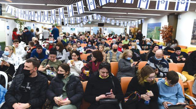 פליטים מאוקראינה בנתב"ג (צילום: תומר נויברג, פלאש 90)