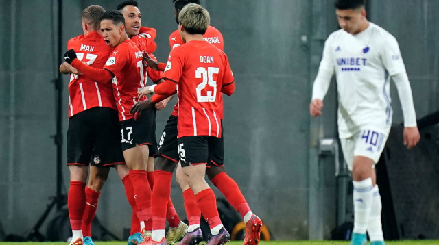 שחקני פ.ס.וו איינדהובן חוגגים עם ערן זהבי (צילום: רויטרס)