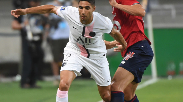 אשרף חכימי שחקן פריז סן ז'רמן מול בוראק יילמאז שחקן ליל (צילום: ברני ארדוב)