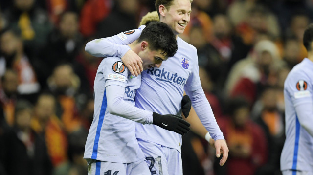 שחקן ברצלונה פדרי חוגג עם פרנקי דה יונג (צילום: GettyImages, ANP)