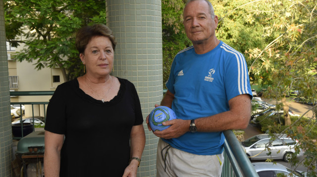 אלון ונילי בן דור בביתם, יוני 2016 (צילום: ראובן קסטרו)