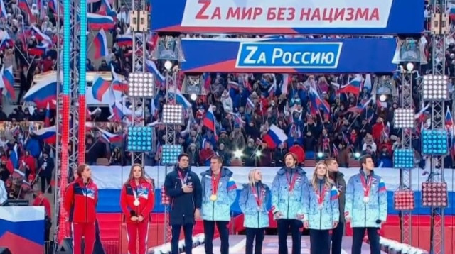 השתתפו באירוע מיוזמתם, או בגלל איומים? הספורטאים בעצרת התמיכה (צילום: צילום מסך, מתוך טוויטר)