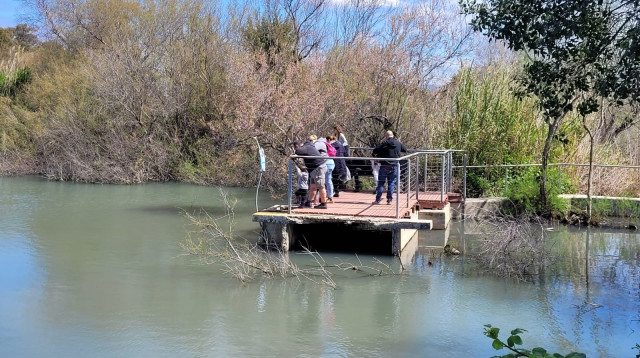 מטיילים בשמורת הטבע עין אפק תמר עבדת (צילום: רשות הטבע והגנים)