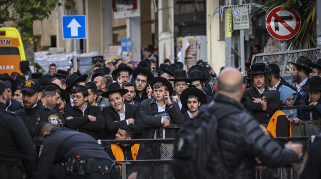 לקראת הלוויית הרב קנייבסקי (צילום: יונתן זינדל, פלאש 90)