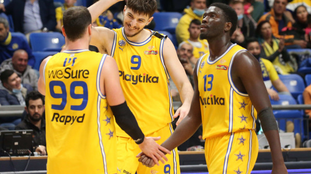 שחקני מכבי תל אביב רומן סורקין, קיירי תומאס (צילום: אודי ציטיאט)