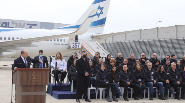 בנט והמשלחת הישראלית לאוקראינה בנתב"ג (צילום: מרק ישראל סלם)