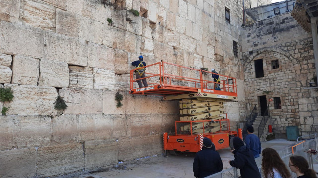 בדיקת בטיחות לאבני הכותל המערבי (צילום: הקרן למורשת הכותל המערבי)