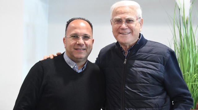 איציק עובדיה עם יעקב שחר (צילום: אתר רשמי, אתר מכבי חיפה)