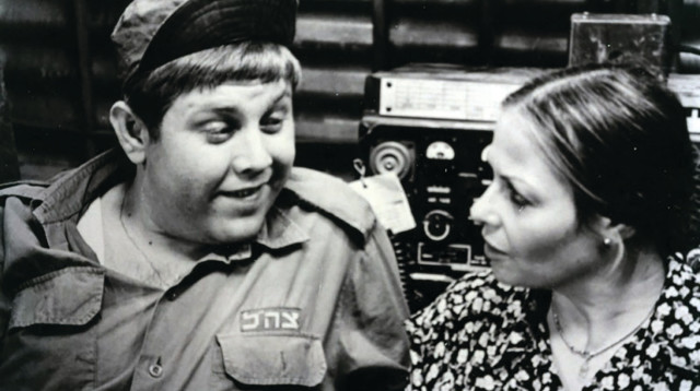 צחי נוי וגילה אלמגור בצילומי הסרט "אמי הגנרלית", 1979 (צילום: יוני המנחם)