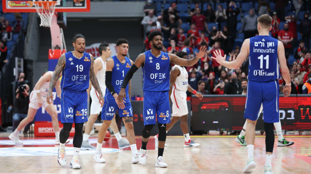 שחקן בני הרצליה שון דאוסון עם אנדי ואן וליט, כריס באב (צילום: לירון מולדובן)