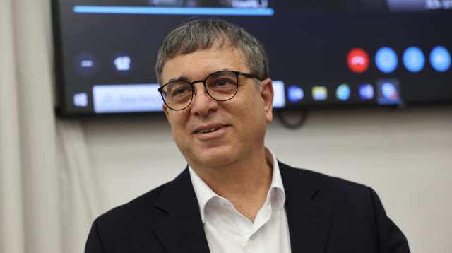 שלמה פילבר באולם הדיונים (צילום: יונתן זינדל פלאש 90)