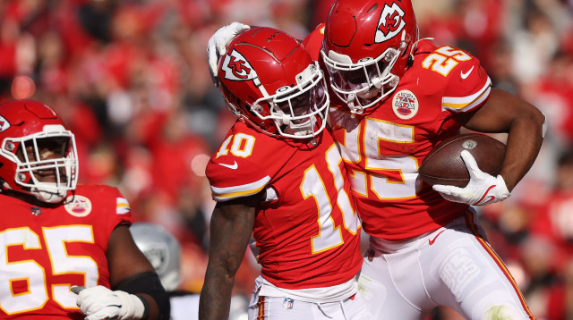 קלייד אדוארדס הלייר עם טייריק היל קנזס סיטי צ'יפס (צילום: GettyImages, Jamie Squire)