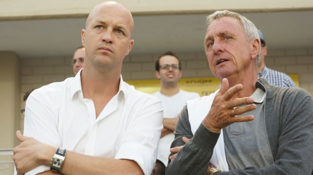 יוהאן קרויף עם ג'ורדי קרויף המנהל המקצועי של מכבי תל אביב (צילום: ברני ארדוב)