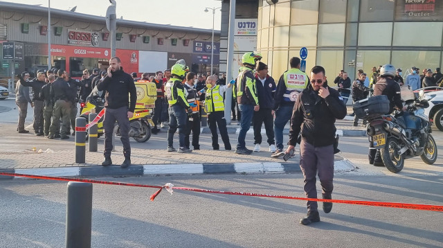 זירת הפיגוע בבאר שבע (צילום: פלאש 90)