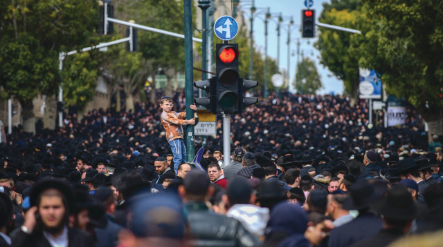 הלוויתו של הרב קנייבסקי (צילום: תומר נויברג)