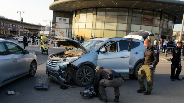 זירת הפיגוע בבאר שבע (צילום: פלאש 90)