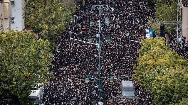 הלווית הרב חיים קנייבסקי (צילום: יונתן זינדל, פלאש 90)