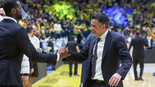 מאמן מכבי תל אביב אבי אבן עם עוזרו דורון פרקינס (צילום: דני מרון)