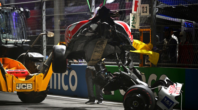 רכבו המפורק של מיק שומאכר מפונה מהמסלול (צילום: GettyImages, Clive Mason)