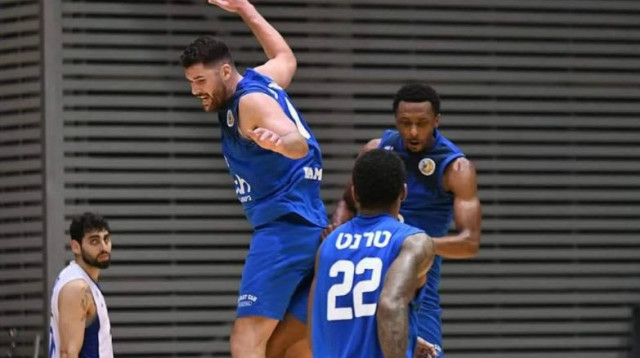 הבטיחו את המקום השלישי. שחקני רמת גן חוגגים (צילום: אתר רשמי, איגוד הכדורסל הישראלי)