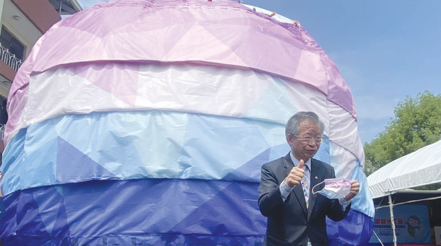 מסכת הפנים הגדולה בעולם (צילום: Huaxin Medical Materials)