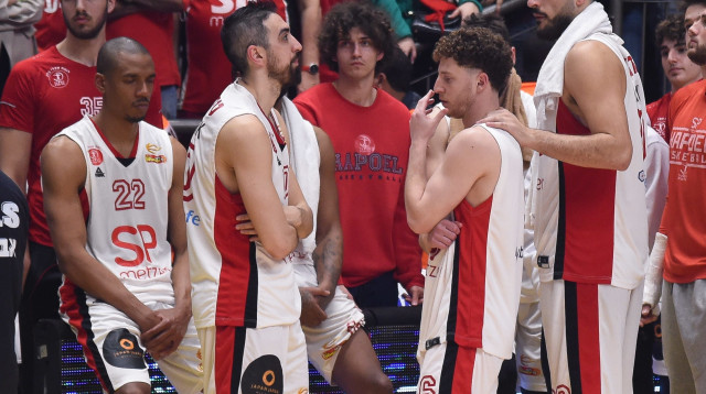 ייקח להם זמן להתאושש. שחקני הפועל תל אביב בסיום (צילום: ברני ארדוב)