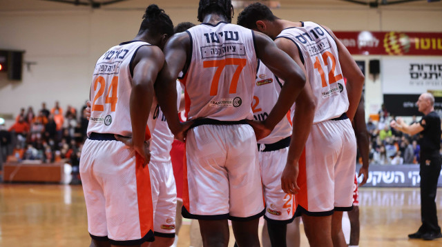 לא הצליחו להתמודד עם מוליכת הטבלה. שחקני עירוני נס ציונה (צילום: לירון מולדובן)